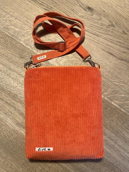 Rückseite aus orangefarbenem Cordstoff